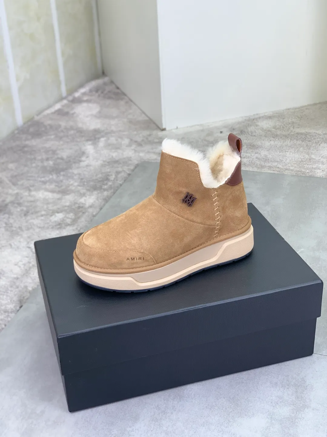 Men's shoes 💰P520 New high-quality fur-integrated Amiri Emile new winter wool shoes MA-1 wool shoes Amiri gave up the rock punk style in the new season. It uses a lot of unsaturated colors, Morandi tones, whether you see or wear them, it will make people very happy. The large tongue of the bread shoes continues, shortens the length of the shoe body, thickens the midsole, and the toe part is more rounded. Amiri's brand letters and MA logo appear on the side of the shoe. Fabric: Original custom imported first-layer frosted cowhide + real wool lining. Outsole TPU material. Bottom thickness 4CM. Color: three colors available. Size: #女 models 35-40